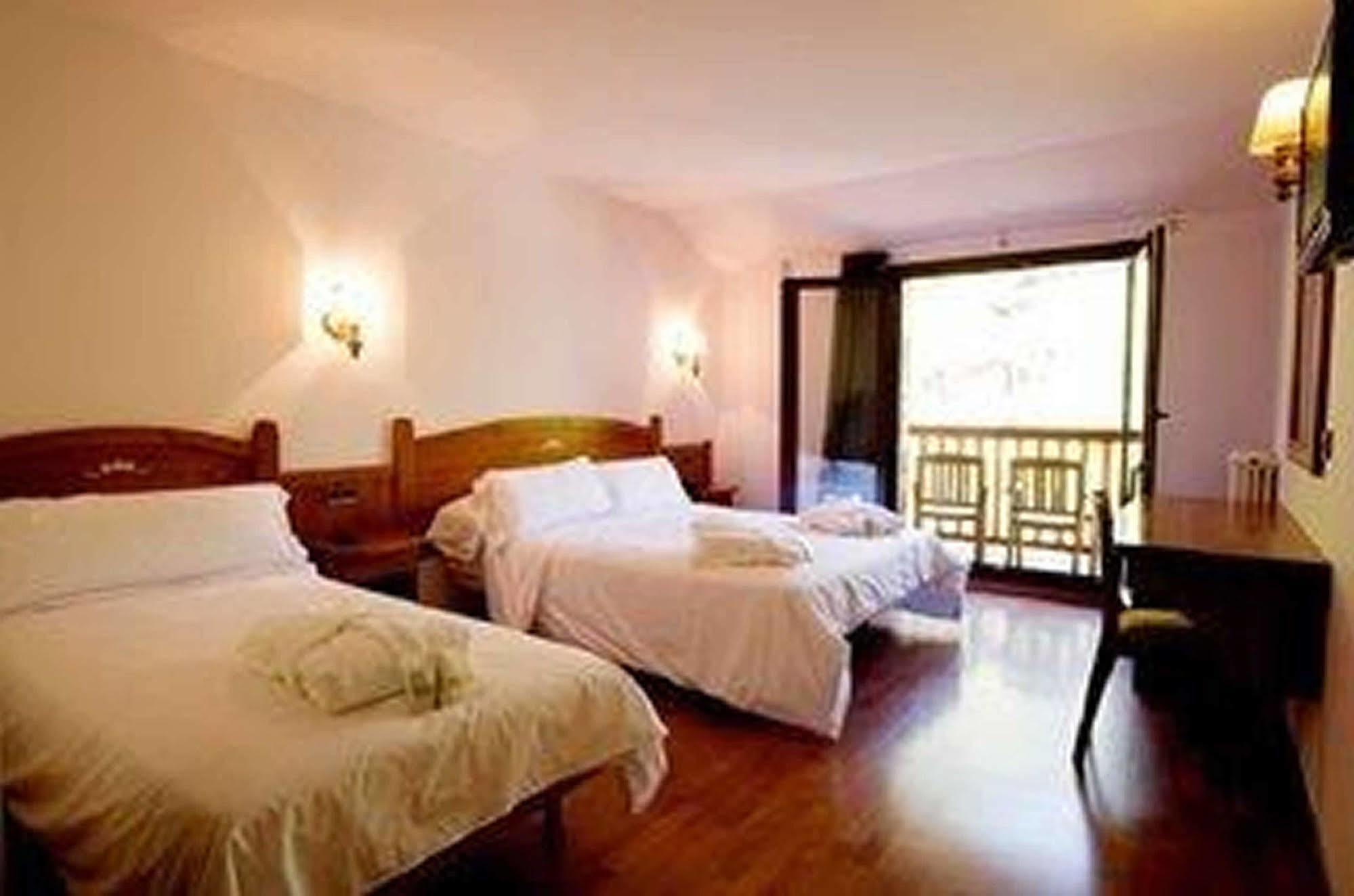 Hotel&SPA Niunit El Serrat Exterior foto